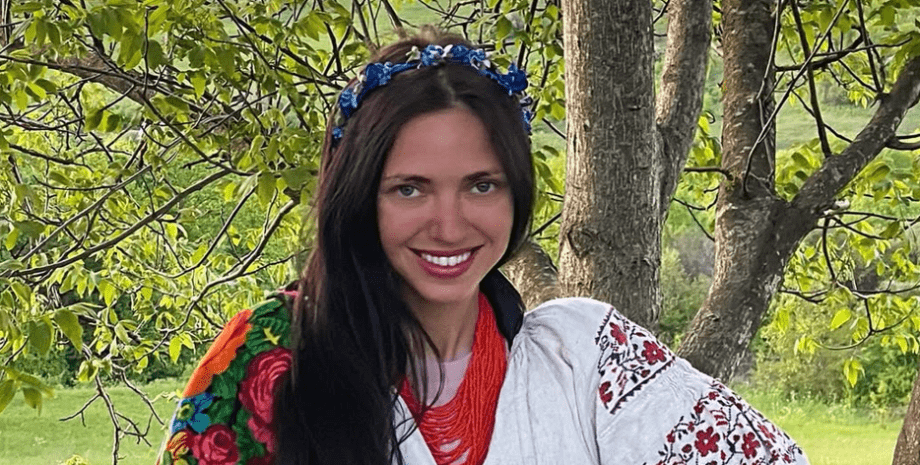 Виктория Смеюха, участница дуэта НеАнгелы Украинская певица Виктория Смеюха в вышиванке