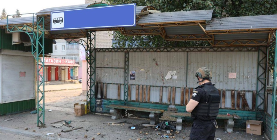 Поліція працює на місці удару дроном-камікадзе по зупинці в Куп'янську зупинка, обстріл, поліція, Куп'янськ, Харківська область