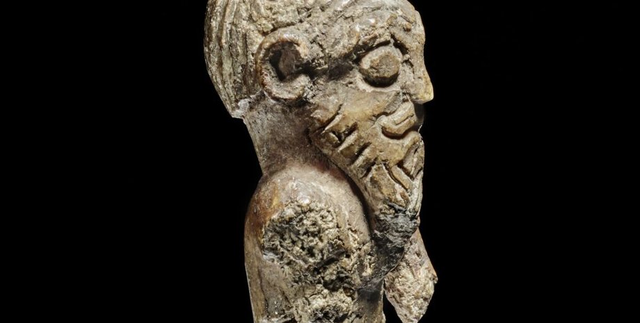 статуэтку вырезали из моржовой кости