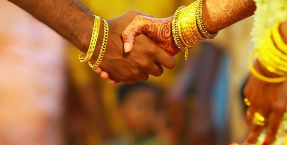 Индия, жена, смартфон