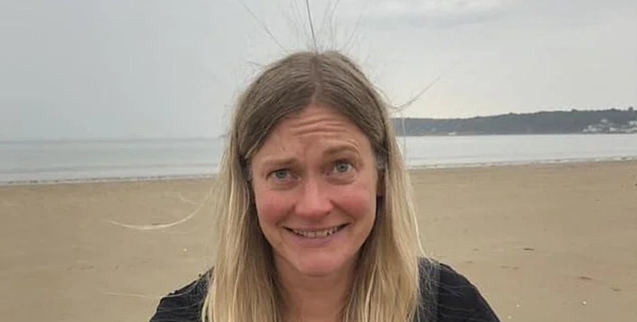 Статический заряд, волосы дыбом, накапливается электрический заряд, удар молнии, статические волосы, прогулка по пляжу,