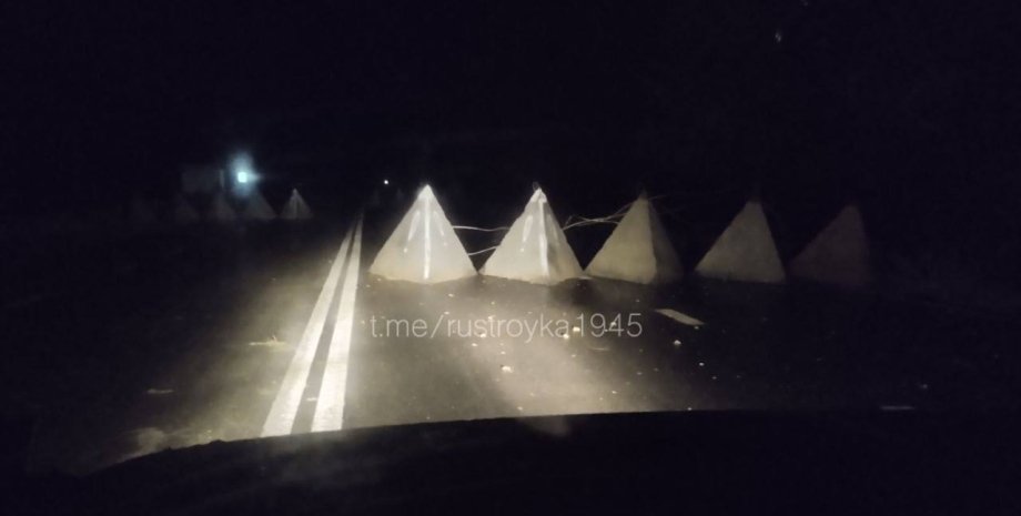 Due to the barriers that are badly visible on the road, the invaders cannot esca...