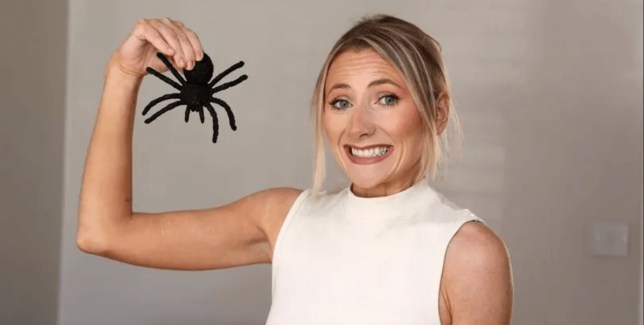 Женщина боится пауков, боязнь пауков, арахнофобия, арахнид, вызвала таксиста, таксист убрал паука, чаевые таксисту, сильная боязнь пауков