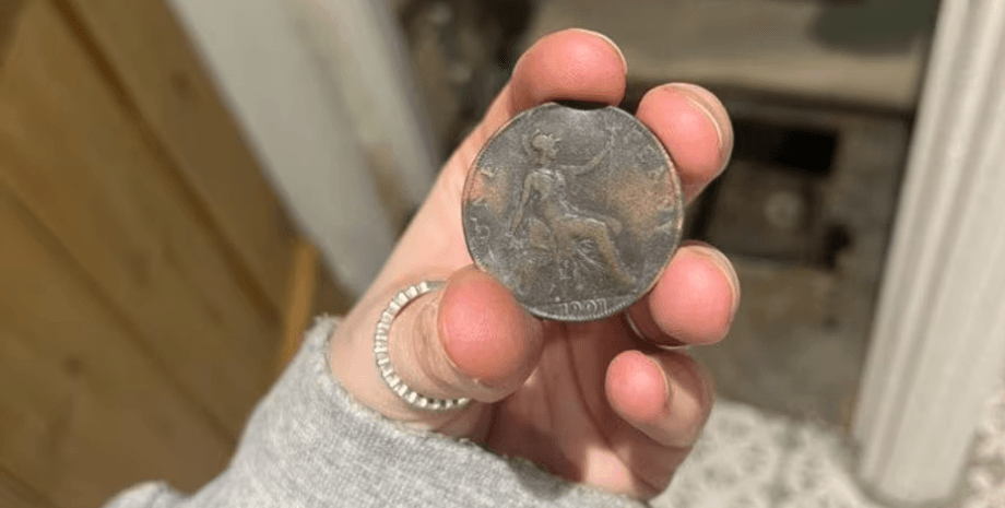 Женщина нашла капсулу времени, капсула времени, тайник, тайник под полом, коллекция вещей, новый дом, чулан под лестницей