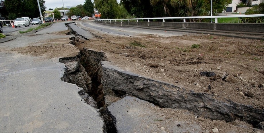 Землетрясение, трещина на дороге, дорога, очаг землетрясений, карта, подземные толчки, разрушение, недалеко от дороги