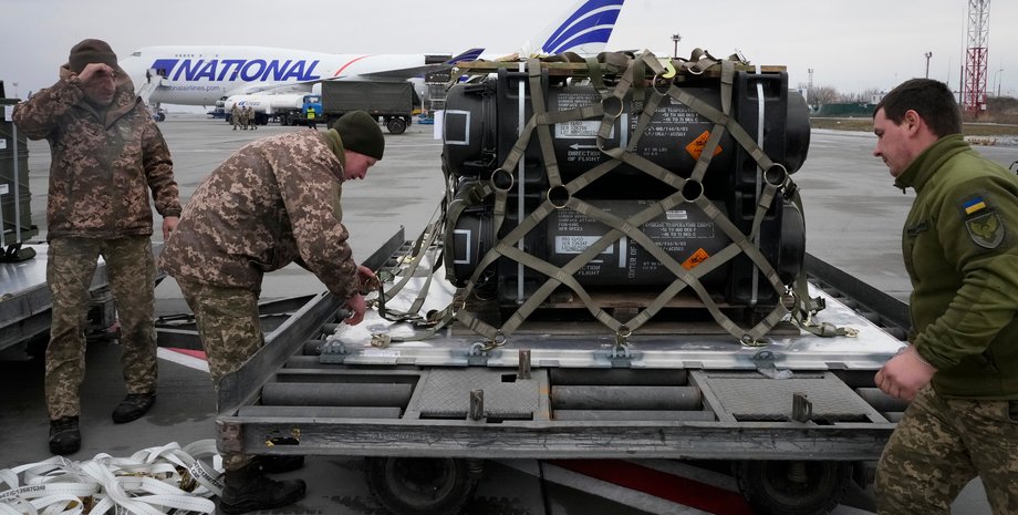 військова техніка, військові, допомога Україні, аеропорт