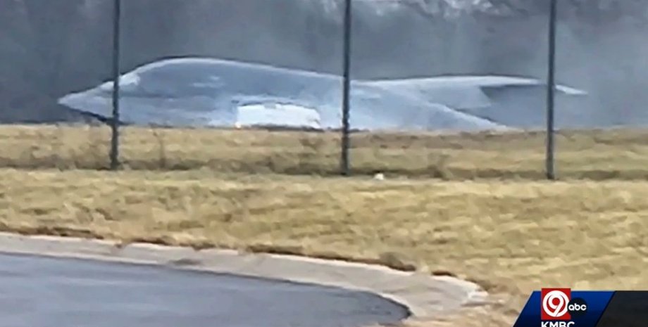 поврежденный b-2 spirit