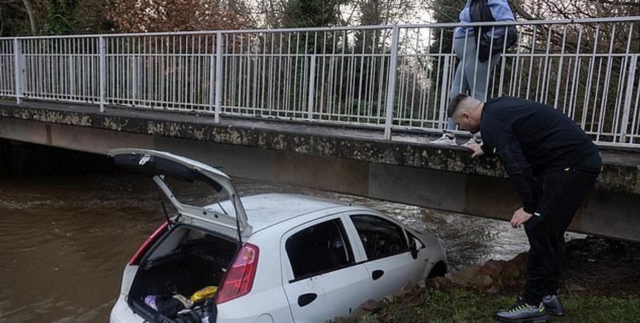 Порятунок жінки та дитини під час повені