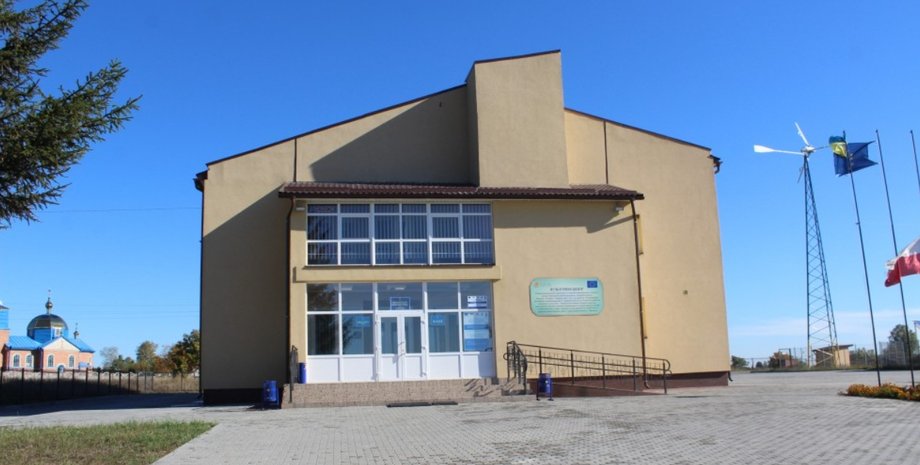 Клуб с ветрогенератором в Михлине