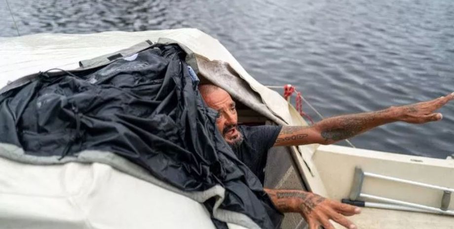 Ураган Милтон, моряк пережил шторм у себя на лодке посреди моря, курьезы, интересные истории, шторм, погода, аномалии,