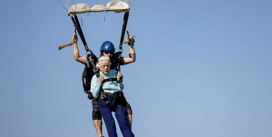 Пенсионерка, 104 года, 104-летняя парашютистка, прыжки с парашютом, неофициальный рекорд, рекорд, мировой рекорд, старушка,
