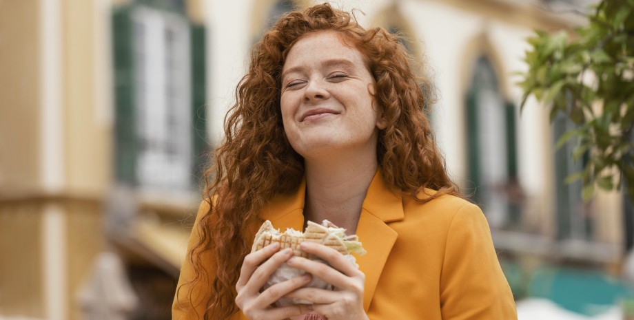 счастливая девушка девушка, счастье, еда, рыжая девушка, длинные волосы