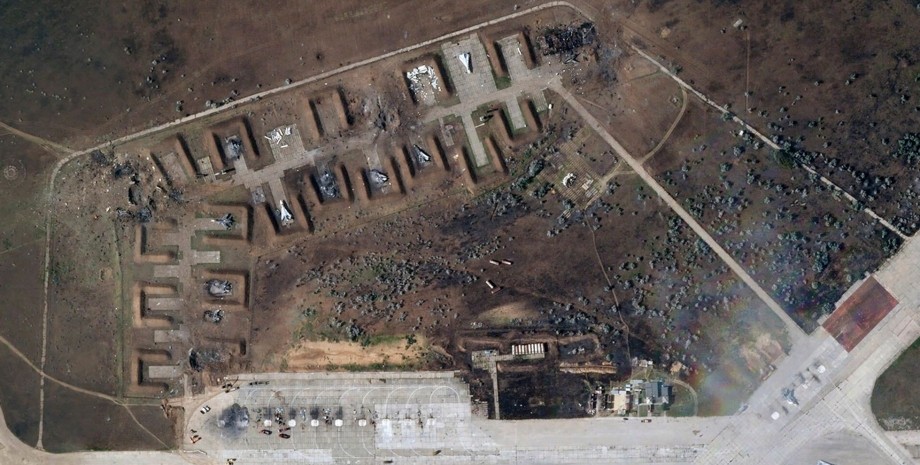 Спутниковый снимок аэродрома "Саки", потери самолетов в Крыму, Черноморский флот, авиабаза "Саки", взрывы в Крыму