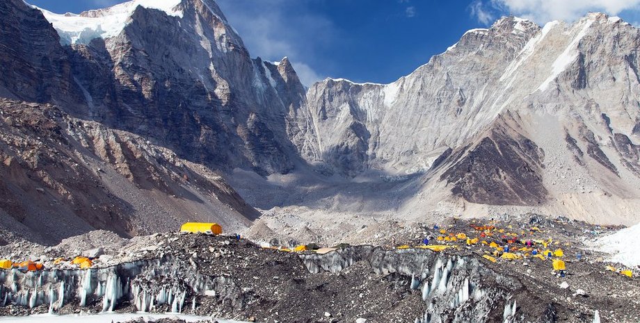 базовый лагерь, альпинисты, эверест, вспышка коронавируса, фото