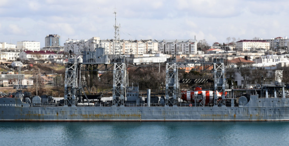 Zničení nebo poškození ruského záchranného plavidla „Kommun“ by mohlo v Černém m...