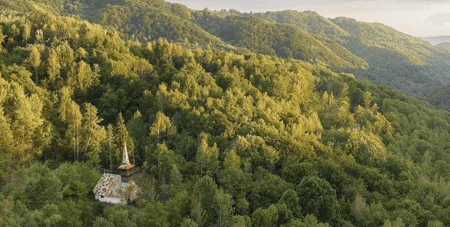 В лісах Трансильванії: блогер випадково знайшов найізольованіше покинуте село