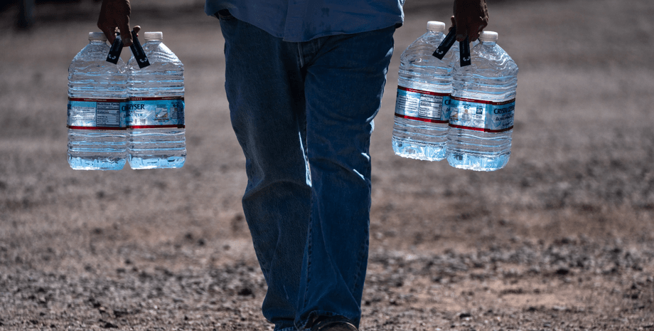 Вода в пляшках, безкоштовна вода, штраф за воду, чоловік отримав штраф за воду, ТСЖ, вода на вулиці, сусіди, допомагав перехожим