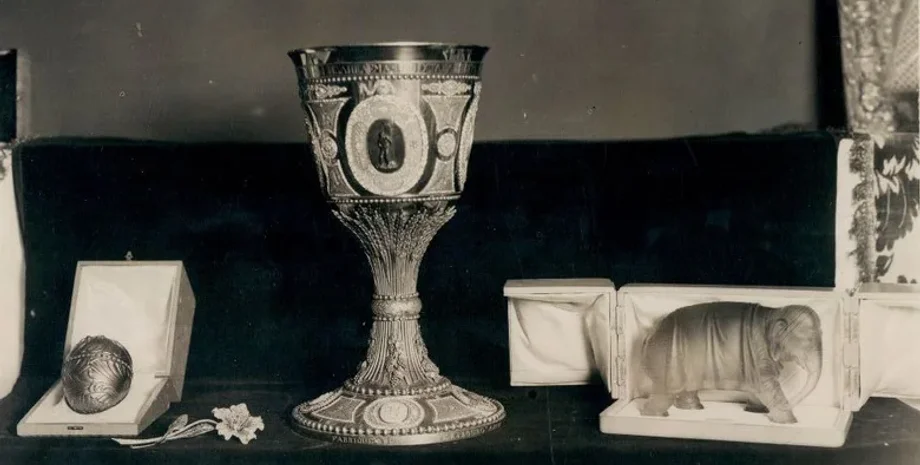 яйця Фаберже, Петер Карл Фаберже, царська родина Романових, вишукана майстерність, дорогоцінні матеріали, ювелірна справа, елегантне золотарство, унікальний дизайн, царські подарунки з яєць Фаберже, індивідуальні теми, російські аристократи, зниклі яйця