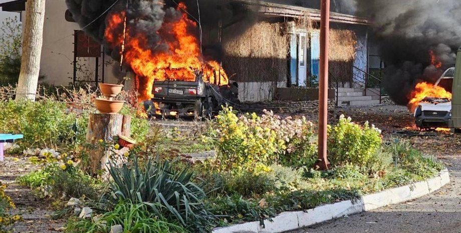 Херсон, обстріл, пожежа, автівки, клумба