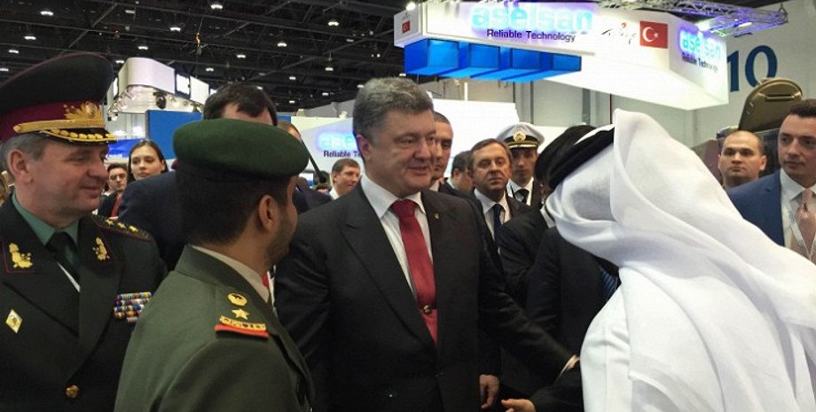 Петр Порошенко на международной выставке вооружений в ОАЭ / Фото: ТАСС