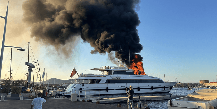 Суперъяхту Sea Lady II в Сен-Тропе охватило пламя 10 июля