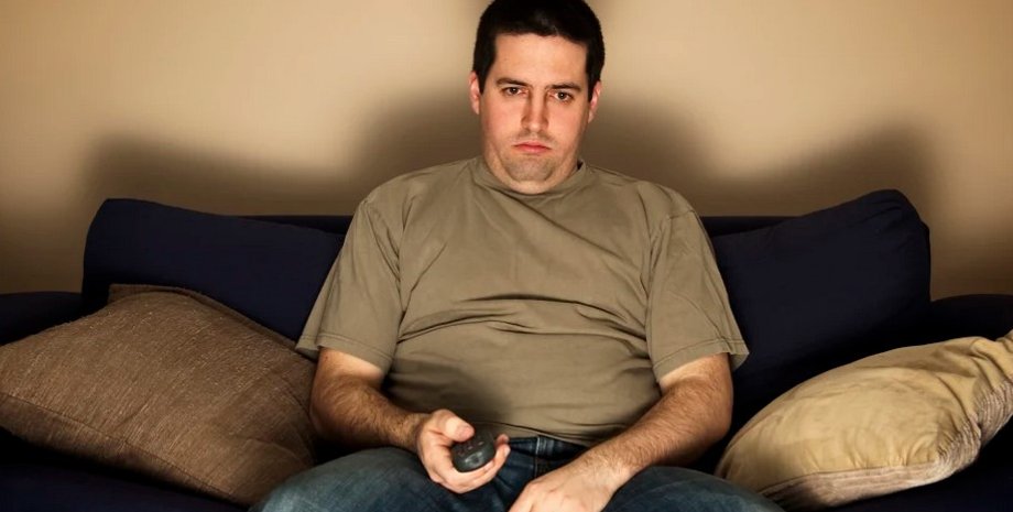 мужчина сидит