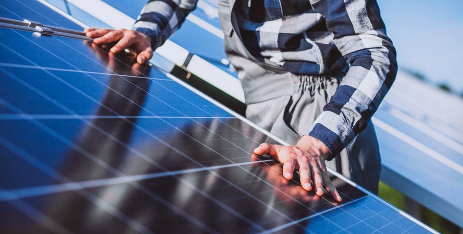 Солнечные панели Мужчина обслуживает солнечные панели