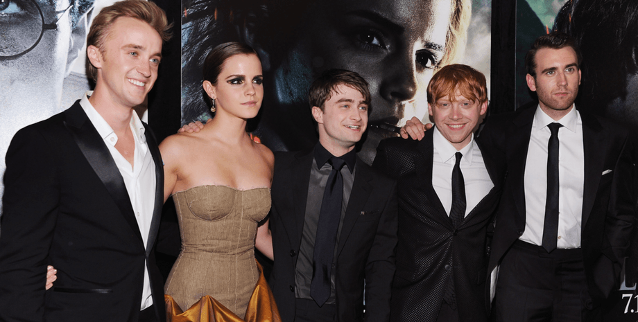 Эмма Уотсон в элегантном платье без бретелек позирует на камеру рядом с другими актерами с фильма