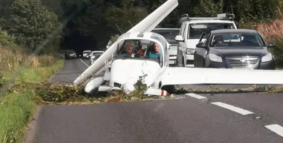 Самолет рухнул на дорогу, самолет, авиакатастрофа, трасса, дорога с машинами, авария, пробка на дороге, вызвали спасателей, чудом спаслись