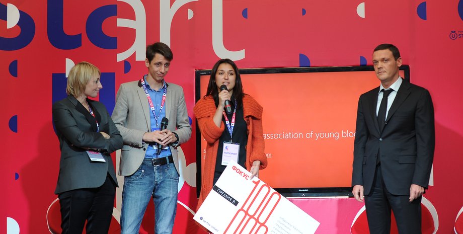 Руководитель проекта Donor.ua Ирина Славинская получает грант Бориса Кауфмана