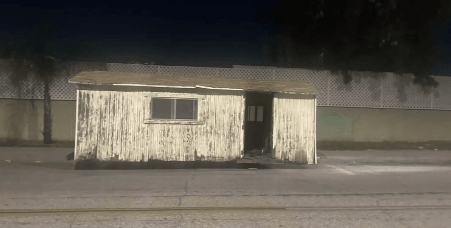 Заброшенная хижина, хижина посреди улицы, заброшенный дом, полиция, расследование, буксир, посреди дороги, упал с неба