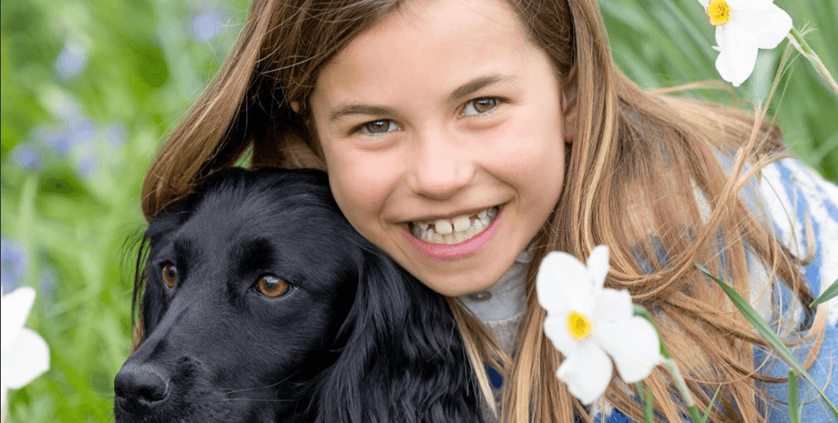 принцеса Шарлотта, собака, квіти