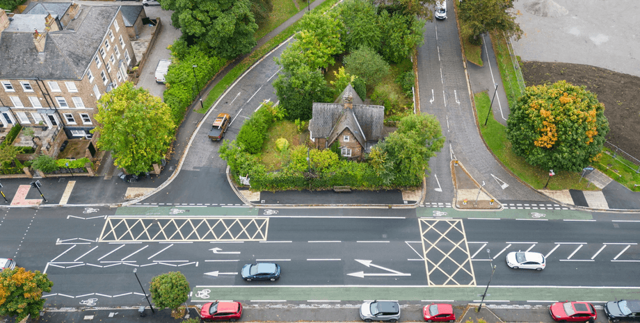 Панорамний вид на котедж у Йорку, повністю оточений дорогами і зеленими насадженнями