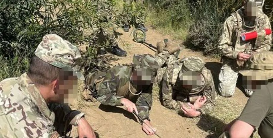 инструкторы обучают бойцов ВСУ