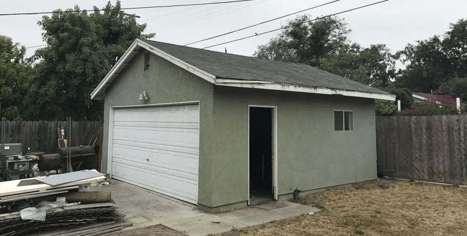 Старый гараж, послание от известного преступника, автограф преступника, уборка в гараже, гараж соседа, необычная находка