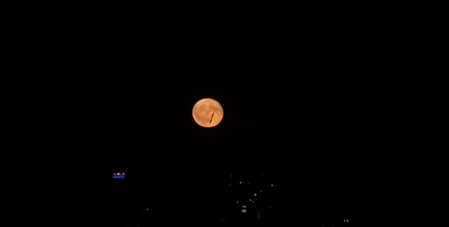 Загадочный объект в ночном небе, луна, оранжевая луна, ночное небо, небо в Лондоне, похож на НЛО, таинственный объект
