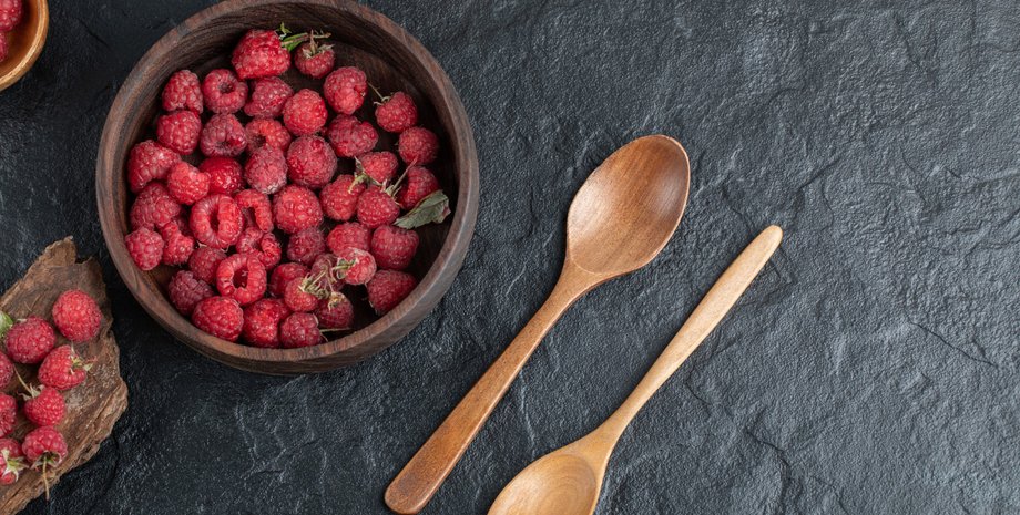 Малина в тарелке