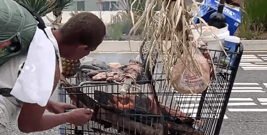 Чоловік посмажив м'ясо у візку для покупок, віз, меч, шампур, смажив м'ясо у візку для покупок, мангал, підлив пиво, арешт