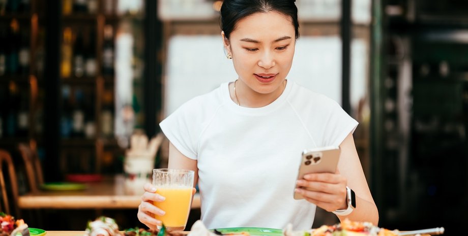 девушка в отеле, завтрак в отеле