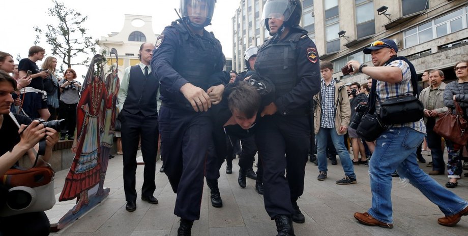 Так заканчиваются митинги протеста в России / Фото: Reuters