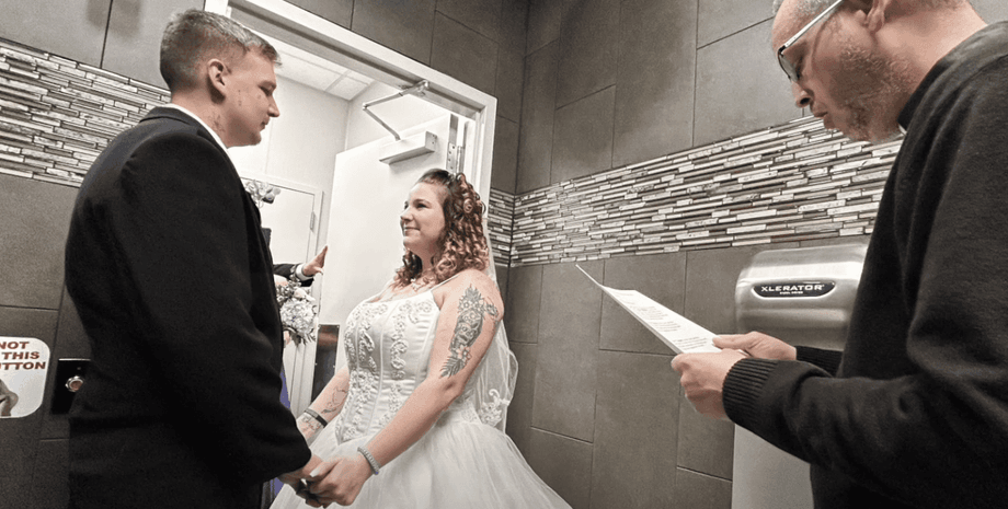 Свадьба в туалете автозаправки, свадьба, брак, туалет, молодожены, АЗС, дискотека, диско-шар, банкет, обменялись клятвами