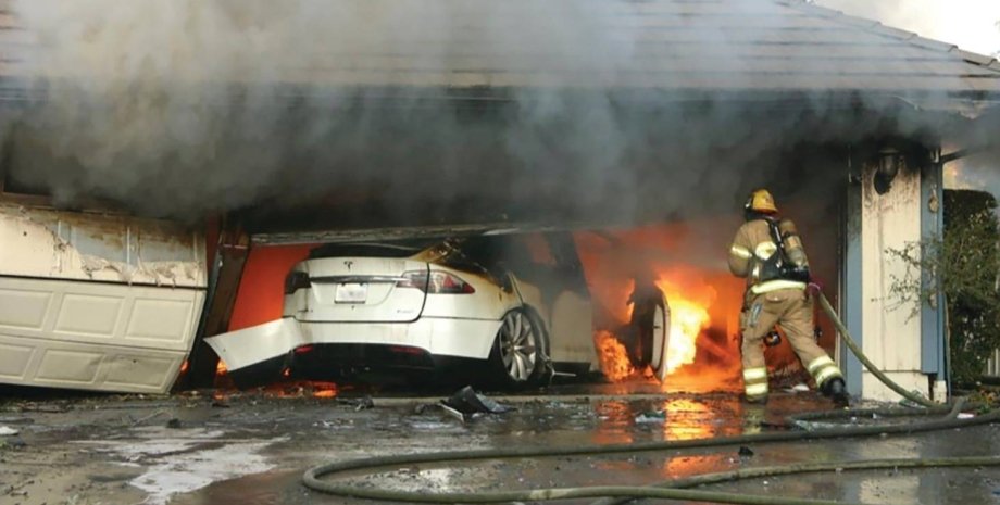 пожар в авто, сгорело авто, пожар в электромобиле, сгорел электромобиль, пожары в авто, сгорел автомобиль