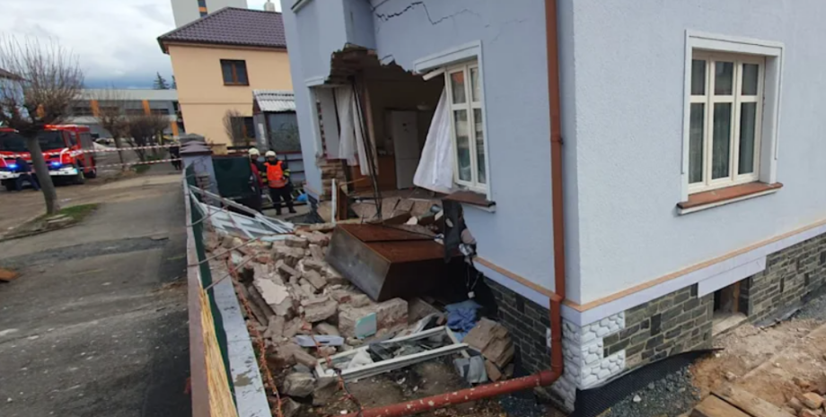 Дом в Чехии обвалился, расширение подвала, видео, курьезы, строительные работы