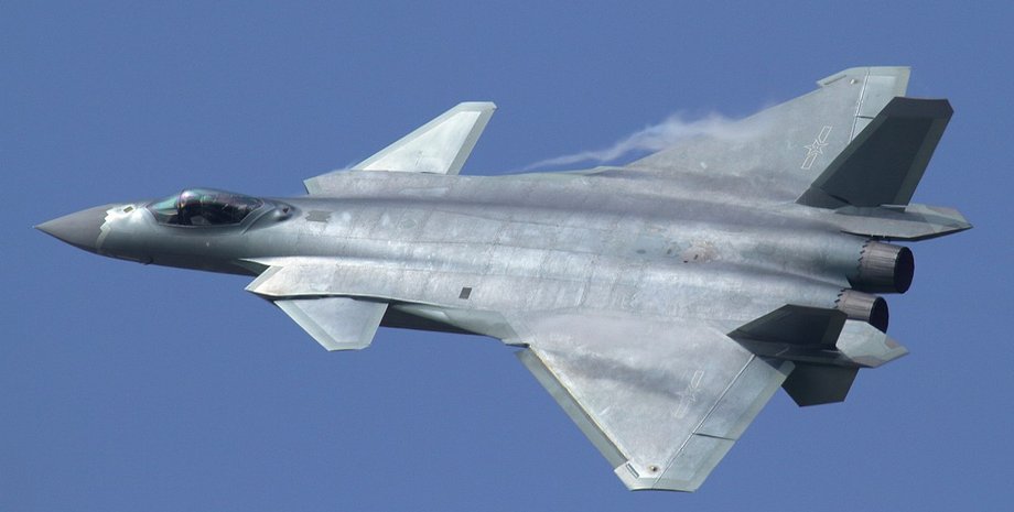 Ченду J-20 розсікає блакитне небо