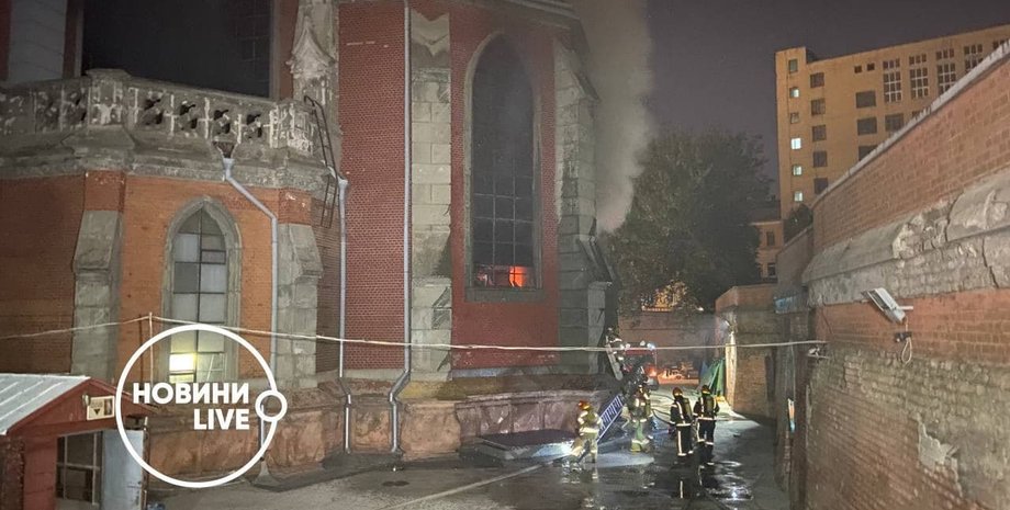 В Киеве загорелся Костел Святого Николая