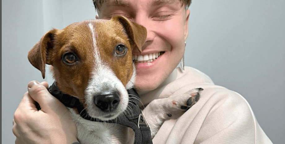 Певца часто критикуют в сети за его поведение на концертах и частые выезды за пределы государства