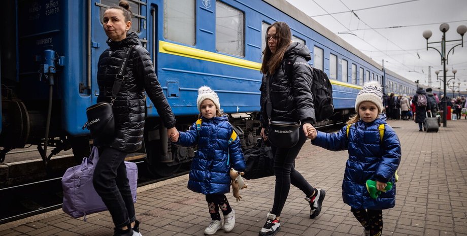 Семьи с детьми на вокзале
