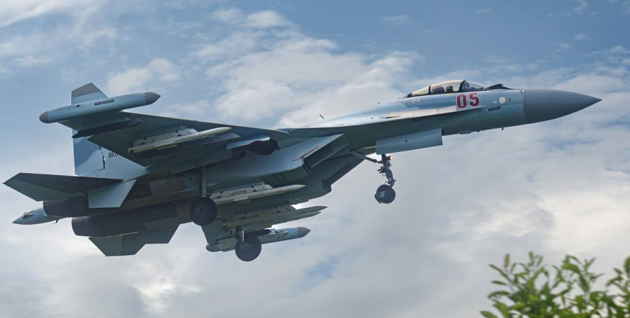 истребитель Су-35 с ракетой Р-77М самолет и ракета Р-77М