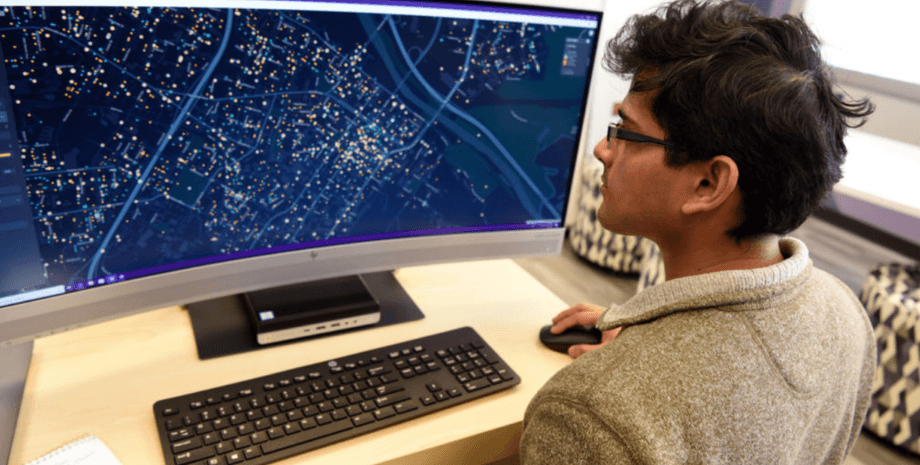 оператор у монитора