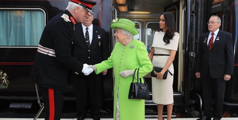 королева елизавета у королевского поезда